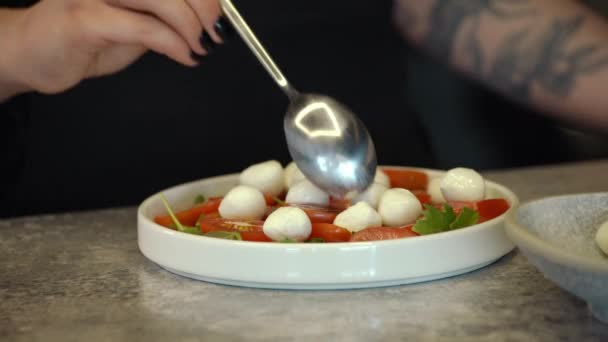 Bolas Queso Mozzarella Tomate Rojo Cereza Turning Enfoque Selectivo Canapés — Vídeo de stock