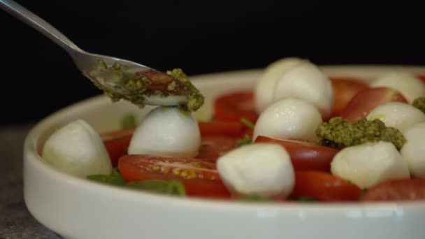Salada Com Tomate Cereja Bolas Mussarela Rúcula Adicionar Molho Pesto — Vídeo de Stock