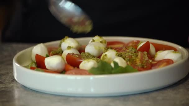 Salada Com Tomate Cereja Bolas Mussarela Rúcula Adicionar Molho Pesto — Vídeo de Stock