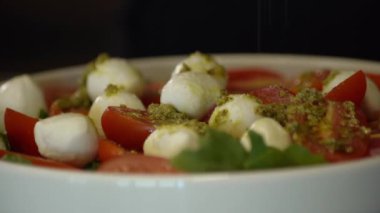 Taze fesleğen yapraklı Capreso salatası, domates ve mini Mozzarella peyniri..