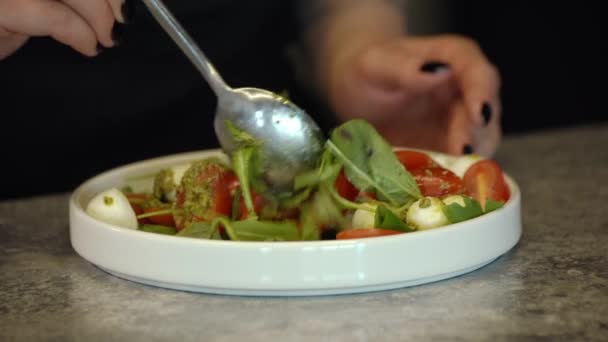 新鮮なバジルの葉 トマト ミニモザレラチーズとカプセロサラダ — ストック動画