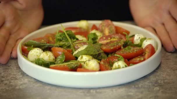 Salada Capreso Com Folhas Manjericão Fresco Tomates Mini Queijo Mozzarella — Vídeo de Stock