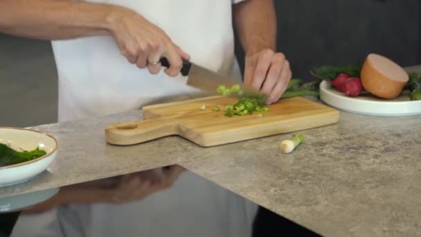 Chef Cięcia Banda Piór Zielonej Cebuli Nożem Desce Krojenia Profesjonalnej — Wideo stockowe