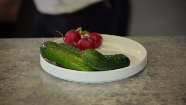 Set Gemüse Für Die Zubereitung Salat Kohl Grüne Zwiebeln Rettich — Stockvideo