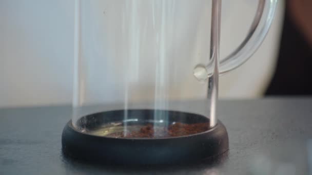在家里的工作台上煮法国咖啡 推倒柱塞 — 图库视频影像