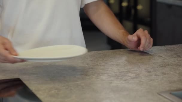 Seorang Pria Menempatkan Piring Putih Dan Gelas Anggur Atas Meja — Stok Video