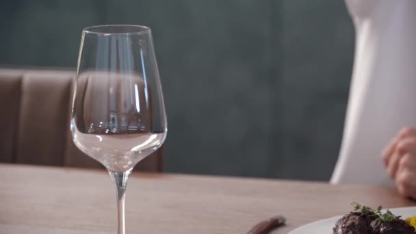 Derramando Vinho Tinto Uma Xícara Vidro — Vídeo de Stock