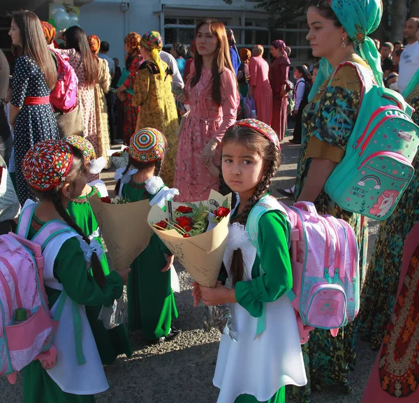 土库曼斯坦阿什哈巴德 2022年9月1日 儿童第一次上学 第一口钟 孩子们 一年级的时候带着花 知识日 — 图库照片