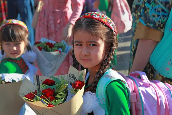 Ashgabat, Türkmenistan - 1 Eylül 2022: Çocuklar ilk defa okula gidiyor. İlk zil, birinci sınıflar ve çiçekler. Bilgi günü.