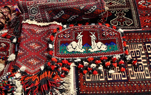 Tapetes Feitos Mão Com Ornamento Tradicional Turquemenistão Mercado Ashkhabad Imagens De Bancos De Imagens
