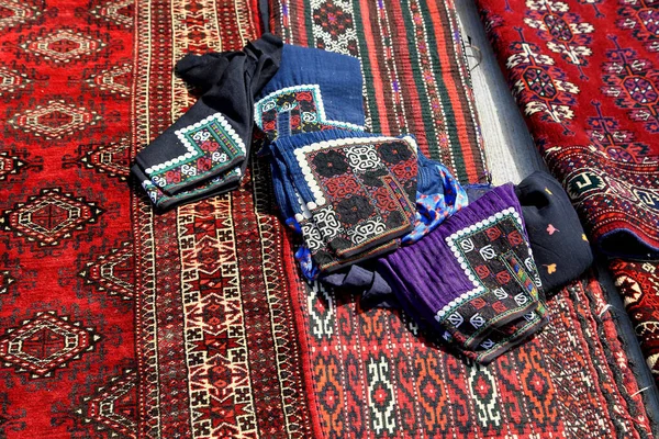 Женские Брюки Туркменской Традиционной Вышивкой Фоне Туркменских Ковров Туркменистан Ашхабадский — стоковое фото