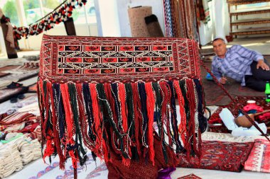 Ashgabat, Türkmenistan - Mart 15.2022: Evin girişini süsleyen el yapımı halı. Türkmenistan. Ashkhabad pazarı.