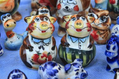 Hediyelik eşya dükkanında bir tavşan, kedi ve diğer hayvanların anıları..