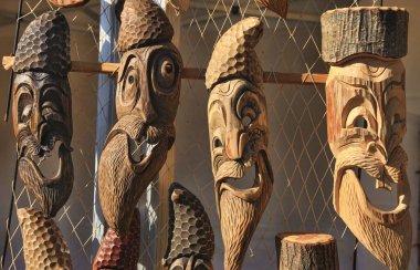 Chisinau, Moldova - 15 Ekim 2022: Şehir Günü. Tahta el yapımı maskeler. Chisinau.,