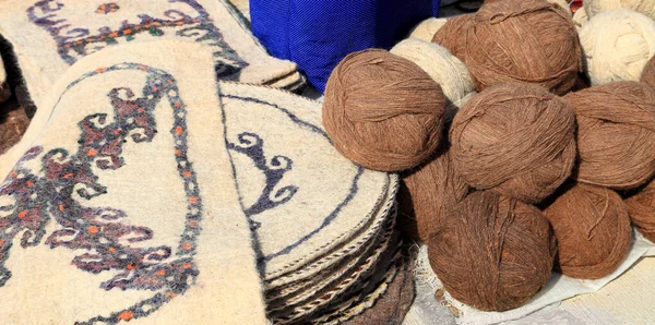 Tapetes Feltro Bolas Camelo Turquemenistão Mercado Ashkhabad — Fotografia de Stock