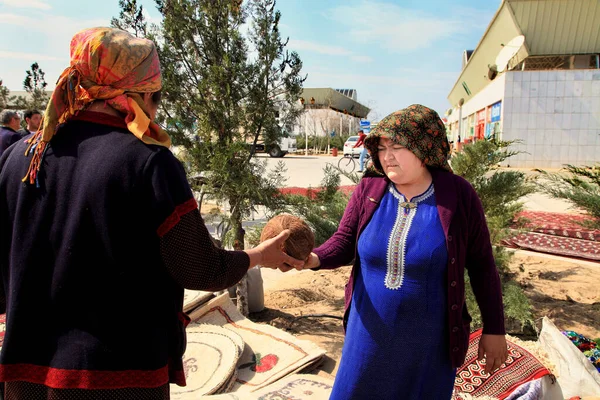 Ashgabat Turkmenistán Mart 2020 Žena Kupující Tradiční Ručně Dělané Velbloudí — Stock fotografie