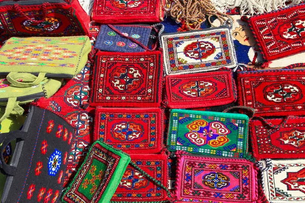 Bolsas Decorativas Hechas Mano Alfombras Con Adorno Tradicional Turkmenistán Mercado —  Fotos de Stock