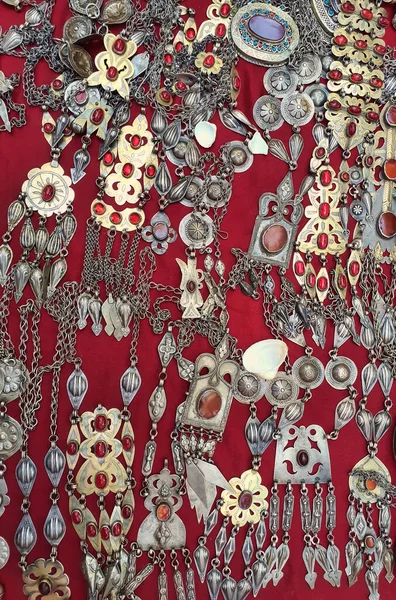 Εθνική Γυναίκα Κοσμήματα Από Ασήμι Και Ημιπολύτιμους Λίθους Τουρκμενιστάν Αγορά — Φωτογραφία Αρχείου
