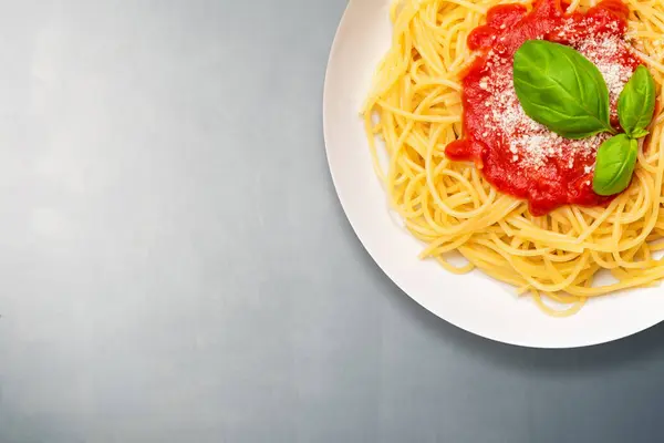 Espaguetis Italianos Con Albahaca Tomate Imagen De Stock