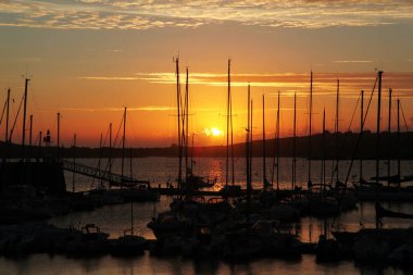 liman üzerinde harika bir gün batımı