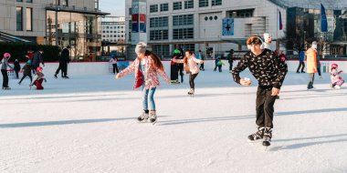 Slovakya. Bratislava.28.12.2018. Açık hava aktivitelerinin tadını çıkarıyorum. Kış sporu. Bir grup genç arkadaş buz pistinde buz pateni yapıyor..