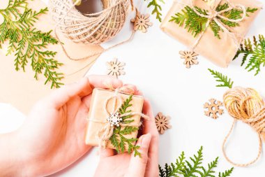 Kız elleri hediyelerden bir kompozisyon oluşturur. Noel evi dekorasyonu. Basit minimalist Noel evi dekorasyonu..