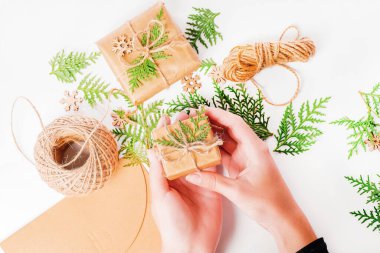 Kızların elleri hediyelerden bir kompozisyon oluşturuyor. Noel evi dekorasyonu. Basit minimalist Noel evi dekorasyonu..