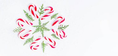 Yeni yıl kartı. Yeni yıl lolipoplarından yeni yıl kartı ve Noel ağacının dalları. Yılbaşı süsleri. Yeni yıl kartı. Basit minimalist Noel ev dekorasyonu.