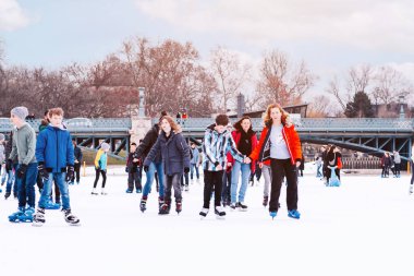 04.01.2022 Budapeşte. Aile kış sporu. Aile kış sporu. Yumuşak, seçici odaklanma. Açık havada. Buz üstünde kaymayı öğrenme. Kış sporu..