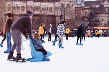 04.01.2022 Budapeşte Aile Kış Sporu. Tatil ve mevsimsel konsept. Mutlu küçük oğlan ve kız çocuğu kışın paten kaymayı öğreniyor. Hobiler ve tatiller. Kış sporları. Aktivite, Yetişkin, Çocuk, Çocukluk, Kız.