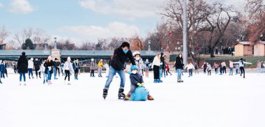 04.01.2022 Budapeşte. Kış sporu. Aile kış sporu. Tatil ve mevsimlik konsept. Aktivite, Yetişkinlik, Çocuk, Çocukluk, Kız..