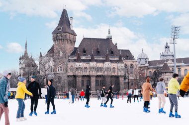 04.01.2022 Budapeşte. Aile kış sporu. Aile kış sporu. Yumuşak, seçici odaklanma. Açık havada. Buz üstünde kaymayı öğrenme. Kış sporu..