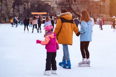 04.01.2022 Budapeşte. İnsanlar yılbaşı tatillerinde buz pateni pistinde kayıyorlar. Aile kış sporu, seçici odaklanma..