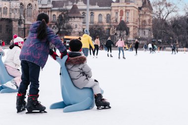 04.01.2022 Budapeşte. Kış sporu. Aile kış sporu. Tatil ve mevsimlik konsept. Aktivite, Yetişkinlik, Çocuk, Çocukluk, Kız..