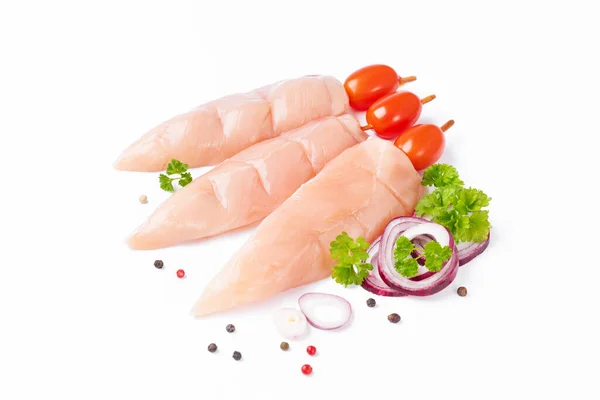 串生肉と野菜 トップビュー チキン串生胸肉フィレ肉 スパイスとトマトの白い背景と串に生鶏の内側 ハーブ — ストック写真