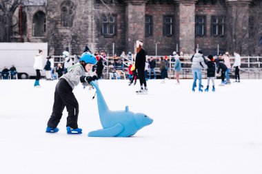 04.01.2022 Budapeşte Aile Kış Sporu. Tatil ve mevsimsel konsept. Mutlu küçük oğlan ve kız çocuğu kışın paten kaymayı öğreniyor. Hobiler ve tatiller. Kış sporları. Aktivite, Yetişkin, Çocuk, Çocukluk, Kız.