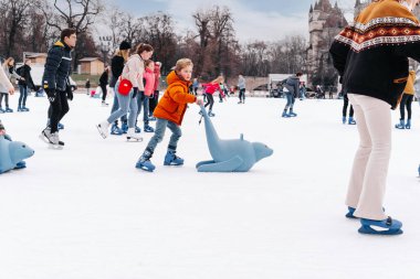 04.01.2022 Budapeşte. Kış sporu. Aile kış sporu. Tatil ve mevsimlik konsept. Aktivite, Yetişkinlik, Çocuk, Çocukluk, Kız..