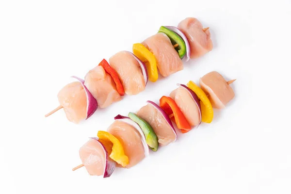 Skewers Pieces Raw Meat Red Yellow Green Pepper Raw Chicken — Stock fotografie