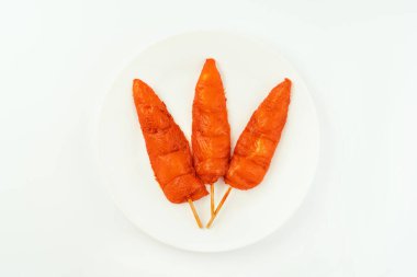 Taze terbiye edilmiş tavuk şişleri. Beyaz arka planda fileto. Kopya alanı. Tavuk etinin kapağı. Tavuk göğsü içi fileto..