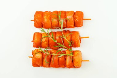 Taze terbiye edilmiş tavuk budu, beyaz bir arka planda derisi olmayan et şişleri. Terbiye edilmiş taze taze taze et. Tasarımcılar için tavuk eti yakın..