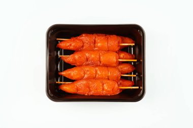 Salamura edilmiş tavuk şişleri. İçindeki et. Terbiye edilmiş taze, pakette çiğ tavuk. Tavuklu et. Tasarımcılar için tedarik. Tavuk göğsü filetosu..