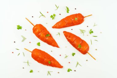 Taze terbiye edilmiş tavuk şişleri. Beyaz arka planda fileto. Kopya alanı. Tavuk etinin kapağı. Tavuk göğsü içi fileto..