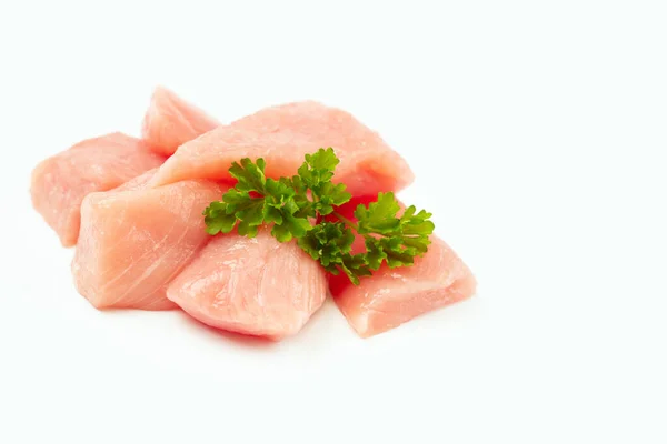 白の背景に七面鳥の肉の新鮮な作品 有機食品と健康的な食事 冷凍チキンフィレ ローチキン チキン串胸肉フィレ肉 — ストック写真