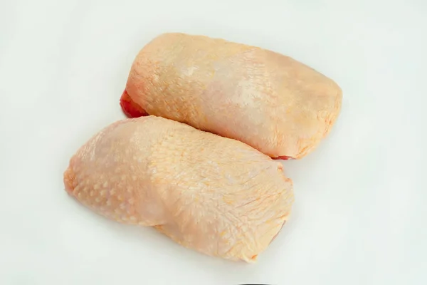 Nyers Friss Csirkeláb Hús Bőr Fehér Háttér Mellett Élelmiszer Kiskereskedőknek — Stock Fotó