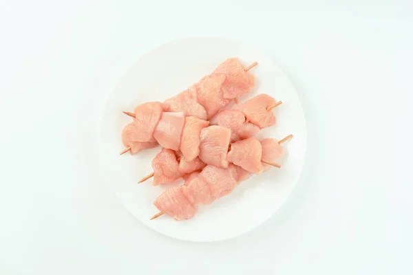 生の鶏串胸フィレ 有機食品 健康的な食事 白い背景にスーパーマーケットのための白いプレート上の生の鶏の肉フィレから串 小売のための食品 フードコンセプト トップ表示 — ストック写真