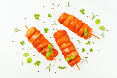 Tavuk şişleri. Taze terbiye edilmiş tavuk budu eti. Beyaz bir arka planda derisi olmayan et şişleri. Terbiye edilmiş taze taze et..