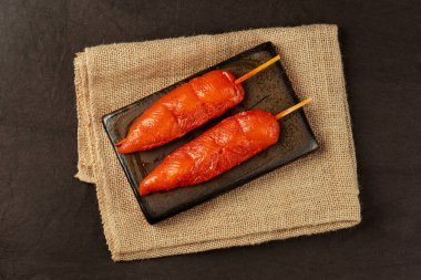 Taze salamura edilmiş tavuk şişleri, taze otlu fileto, siyah bir arka plan. Tavuk fileto, iç şiş. Perakende için yiyecek. Ogranik yiyecek, sağlıklı beslenme..