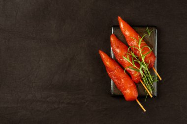 Taze terbiye edilmiş tavuk şişleri ve siyah bir arka planda taze otlar. Tavuk fileto, iç şişler. Perakende için yiyecek. Ogranik yiyecekler, sağlıklı yiyecekler..