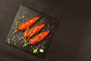 Taze salamura edilmiş tavuk şişleri, taze otlu fileto, siyah bir arka plan. Tavuk fileto, iç şiş. Perakende için yiyecek. Ogranik yiyecek, sağlıklı beslenme..