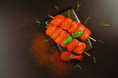 Siyah arka planda taze otlu taze marine edilmiş tavuk fileto şişleri. Güzel manzara. Yemek konsepti. Tasarımcılar için tavuk eti..